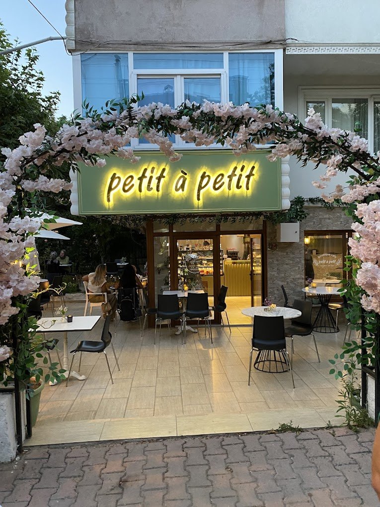Petit à Petit Café